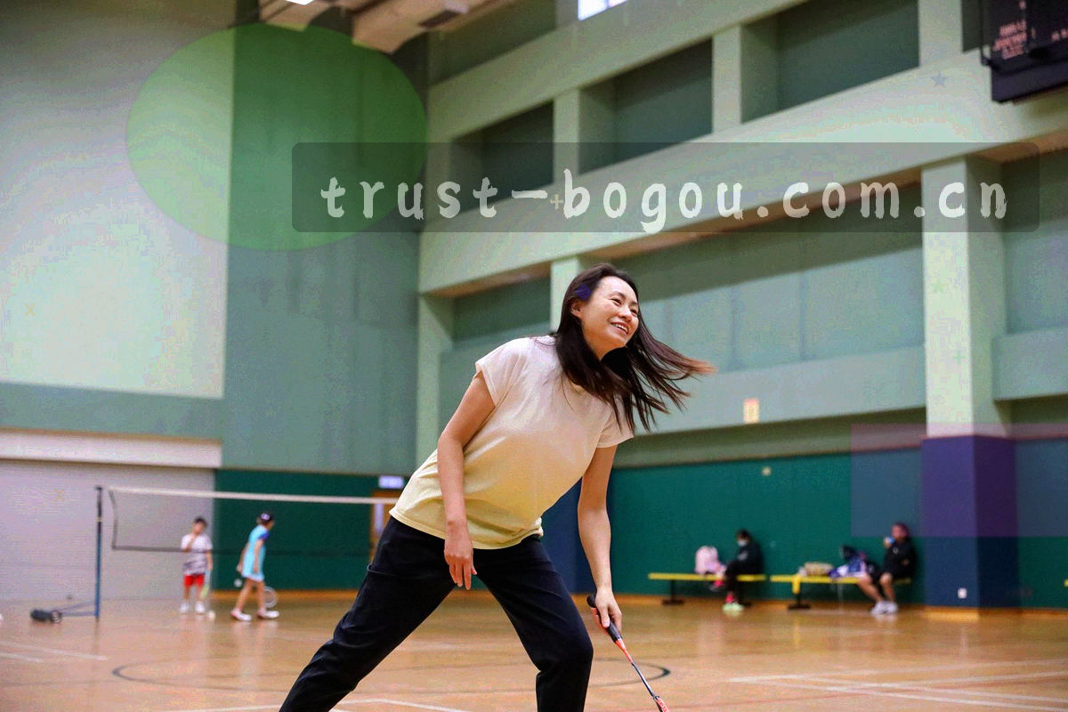 抽象人群标签与光点连成的网络图，苔绿与陶土点缀，画面中不出现人物